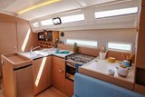 Jeanneau SO 440 galley/salon